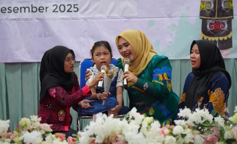 Wakil Ketua I DPRD Kabupaten Mura, Dina Maulidah  pada peringatan HAN dan Gebyar Pendidikan Anak Usia Dini (PAUD) Kabupaten Murung Raya di GPU Tira Tangka Balang, Puruk Cahu, Jumat (12/12/2025).
