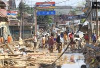 Sejumlah warga melintas di dekat puing-puing yang terbawa arus banjir di kawasan Desa Bukit Tempurung, Kota Kuala Simpang, Kabupaten Aceh Tamiang, Aceh, Rabu (3/12/2025). [ANTARA FOTO/Syifa Yulinnas/nz] 