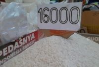 Harga beras di Pasar Pandan Sari Balikpapan mengalami kenaikan, Rabu (13/03/2024). [SuaraKaltim.id/Arif Fadillah] 