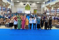 Bupati Barsel, Eddy Raya Sumsuri didampingi Ketua TP-PKK, Hj. Permana Sari (tengah sebelah kana) saat berfoto bersama tamu undangan usai membuka Rakerda TP-PKK, Rabu (10/12/2025). Foto. Alifansyah/1tulah.com