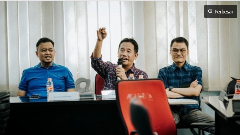 Pemred Suara.com, Suwarjono dengan CEO Ayobandung.id (Ayo Media Network), Rudy Sukarno (kiri) dan Pemred Ayobandung.id Adi Ginanjar Maulana saat workshop intensif Google AI Tools for Journalist yang digelar pada 23–24 Desember 2025 di Kantor Ayo Media Network. [Ayobandung.id] 