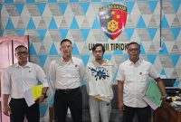 Anggota Unit Tipikor Polres Barsel saat membawa EP tersangka kasus Tipikor DD Pararapak (tengah) untuk pelimpahan kasus ke JPU, Senin (1/12/2025). Foto. Alifansyah/1tulah.com