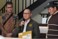 Menteri P2MI, Mukhtarudin secara langsung menjemput dan menyambut kedatangan jenazah beberapa Pekerja Migran Indonesia korban tragedi kebakaran apartemen Wang Fuk Court di Tai Po, Hong Kong, yang tiba di Bandara Internasional Soekarno-Hatta (Soetta), Tangerang, pada Selasa 23 Desember 2025. (Dok: Kementerian P2MI) 