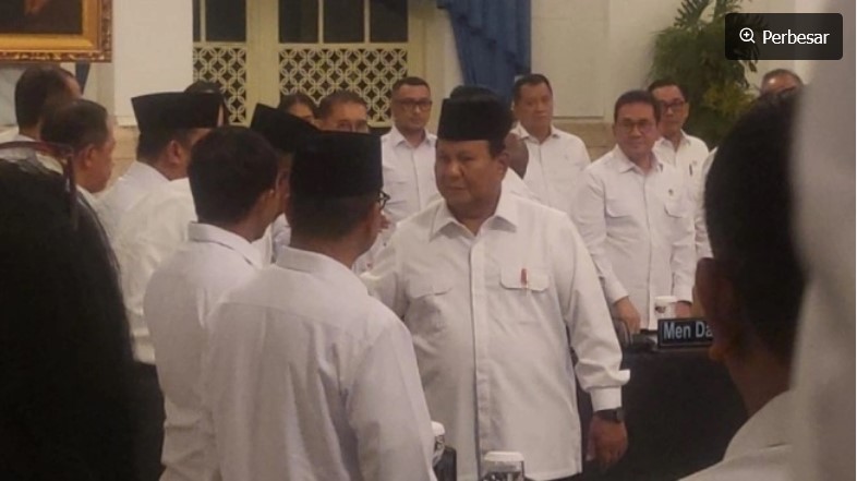 Presiden Prabowo Subianto dalam Sidang Kabinet Paripurna di Istana Negara, Jakarta, Senin (15/12/2025). [Suara.com/Novian] 