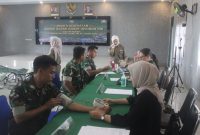 Sejumlah Personel Kodim 1012/Buntok saat memeriksakan diri sebelum me donorkan darah, Rabu (11/12/2025). Foto. Alifansyah/1tulah.com