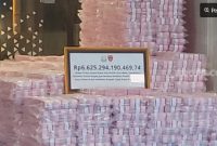 Gunungan Uang Rp6,6 Triliun Dipamerkan di Kejagung, Hasil Denda dan Rampasan Korupsi Kehutanan. (Suara.com/Faqih) 