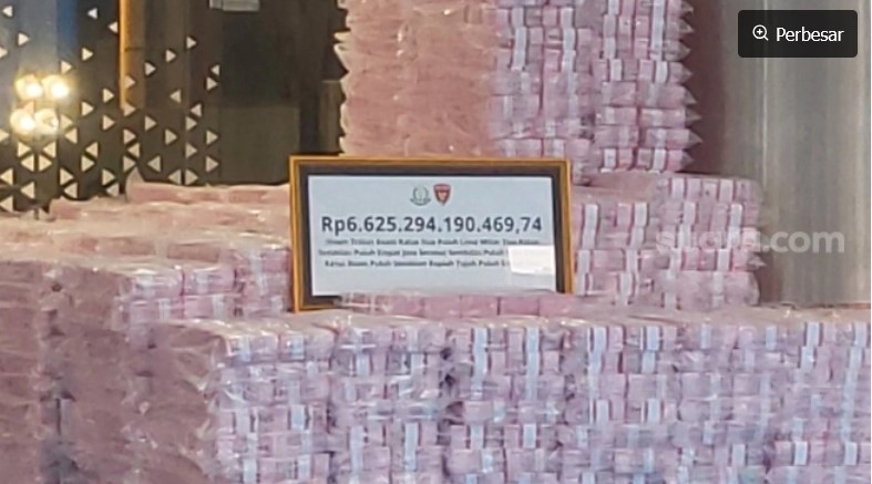 Gunungan Uang Rp6,6 Triliun Dipamerkan di Kejagung, Hasil Denda dan Rampasan Korupsi Kehutanan. (Suara.com/Faqih) 