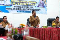 Bupati Heriyus dalam Musrenbang tingkat Kecamatan Seribu Riam yang digelar di Kantor Kecamatan Seribu Riam, Selasa (27/1/2026). (Foto : Diskominfo SP)