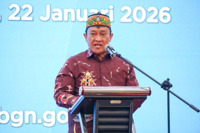 Wakil Gubernur Kalimantan Tengah, Edy Pratowo saat menyampaikan sambutan pada kegiatan Pengarahan dan Evaluasi Program Makan Bergizi Gratis (MBG) yang diselenggarakan oleh Badan Gizi Nasional (BGN) bagi Kepala Satuan Pelayanan Pemenuhan Gizi (Kasatpel), yayasan, serta mitra SPPG se-Provinsi Kalimantan Tengah yang digelar di Hotel M Bahalap, Palangka Raya, Kamis (22/1/2026)