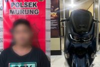 Pelaku pencurian dan barang bukti sepeda motor. (Foto : Polsek Murung)