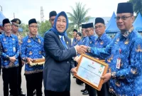 Penyerahan piagam penghargaan ASN BerAKHLAK , seusai upacara HUT Korpri ke-54 di Muara Teweh dan disaksikan oleh Ketua DPRD Mery Rukaini, Senin (1/12/2025).(Foto : Setwan)