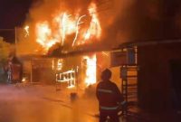 Petugas dari Disdamkarmat Barito Utara, berusaha memadamkan kobaran api dalam musibah kebakaran di Jalan Merak Muara Teweh, Rabu malam, 7 Januari 2025, sekira pukul 23.20 WIB. Foto: Istimewa