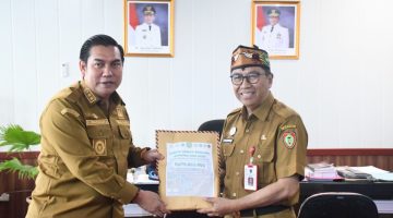 Wakil Bupati Pulang Pisau Ahmad Jayadikarta saat menyerahkan bantuan kemanusiaan bagi korban bencana Sumatra dan Aceh kepada Sekda Kalteng, Leonard S. Ampung, Palangka Raya, Selasa (13/01/2026).