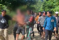 Pelaku pembunuhan di Murung Raya saat diamankan tim gabungan. (Foto : Polres Mura)