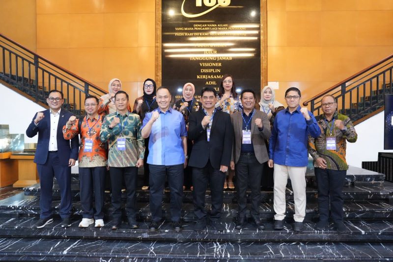 Bupati Barito Utara (Barut), Kalteng, H Shalahuddin bersama Wakil Bupati Felix Sonadie Y Tingan, pada 101 hari kepemimpinannya mengambil langkah strategis dengan mengikutsertakan seluruh jajaran pimpinan daerah dalam Training ESQ bertajuk 