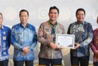 Bupati Barut, H Shalahuddin dan Wakil Bupati Felix Sonadie Y Tingan menerima penghargaan Universal Health Coverage (UHC) Award 2026 dalam acara penganugerahan yang digelar di Jiexpo Kemayoran, Jakarta Pusat, Selasa, 27 Januari 2026. Foto: Diskominfosandi Barut