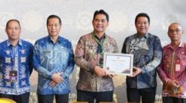 Bupati Barut, H Shalahuddin dan Wakil Bupati Felix Sonadie Y Tingan menerima penghargaan Universal Health Coverage (UHC) Award 2026 dalam acara penganugerahan yang digelar di Jiexpo Kemayoran, Jakarta Pusat, Selasa, 27 Januari 2026. Foto: Diskominfosandi Barut