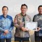 Bupati Barut, H Shalahuddin dan Wakil Bupati Felix Sonadie Y Tingan menerima penghargaan Universal Health Coverage (UHC) Award 2026 dalam acara penganugerahan yang digelar di Jiexpo Kemayoran, Jakarta Pusat, Selasa, 27 Januari 2026. Foto: Diskominfosandi Barut