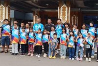 Foto bersama Wakil Bupati Barito Utara Felix Sonadie Y Tingan dan atlet dan ofisial dari Batara Swimming Club (BSC) ke kejuaraan Tirta Samudra Sprint Challenge 2026 (Fun Swimming)  di Tanjung, Tabalong, Kalimantan Selatan, Jumat pagi, 30 Januari 2026. Foto: Istimewa