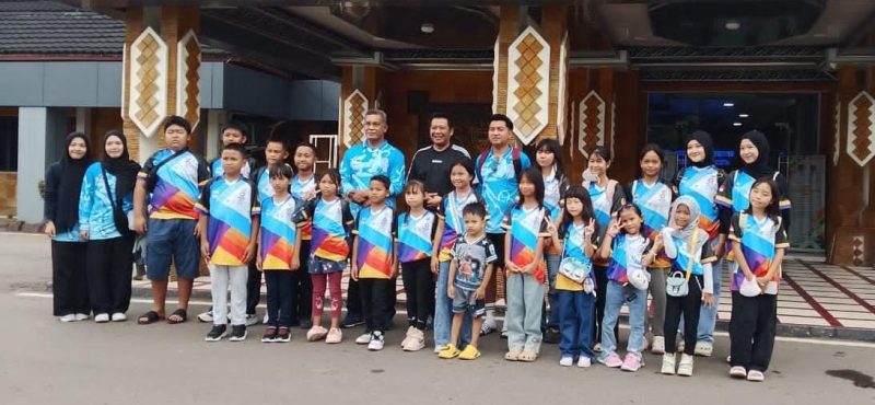 Foto bersama Wakil Bupati Barito Utara Felix Sonadie Y Tingan dan atlet dan ofisial dari Batara Swimming Club (BSC) ke kejuaraan Tirta Samudra Sprint Challenge 2026 (Fun Swimming)  di Tanjung, Tabalong, Kalimantan Selatan, Jumat pagi, 30 Januari 2026. Foto: Istimewa