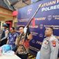 Kasat Reskrim Polres Barito Utara, AKP Ricky Hermawan didampingi Kasubsipenmas Sihumas Iptu Novendra W P menggelas pers rilis peristiwa penembakan seorang pria RE alias Anto (39) yang diduga kuat dilakukan A (19) pada wilayah Crusher pemecah batu belah split Bayas, Lanjas, Teweh Tengah. Foto: Ahya/kaltenglima.com