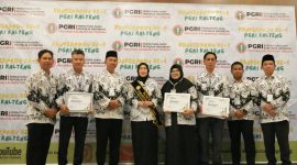 Bunda Guru Barito Utara (Barut), Hj Maya Savitri Shalahuddin, didampingi langsung oleh Ketua PGRI Barut, Maslan, beserta seluruh ketua kecamatan se-kabupaten menghadiri pembukaan Konferensi Kerja Provinsi (Konkerprov) PGRI Kalteng 2026, yang berlangsung di Hotel Aurila, Palangka Raya, pada Jumat, 30 Januari 2026. Foto: Diskominfo