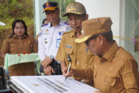 Bupati Mura Heriyus saat meresmikan Gedung Kantor Kelurahan Saripoi