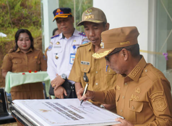 Bupati Mura Heriyus saat meresmikan Gedung Kantor Kelurahan Saripoi