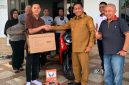 Heriyus SE menyerahkan bonus kepada atlet dan wasit catur berprestasi berupa dua unit sepeda motor dan satu unit laptop, Senin (12/1/2026). Foto : 1tulah.com)