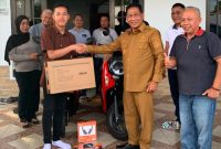 Heriyus SE menyerahkan bonus kepada atlet dan wasit catur berprestasi berupa dua unit sepeda motor dan satu unit laptop, Senin (12/1/2026). Foto : 1tulah.com)