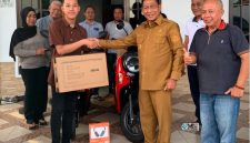 Heriyus SE menyerahkan bonus kepada atlet dan wasit catur berprestasi berupa dua unit sepeda motor dan satu unit laptop, Senin (12/1/2026). Foto : 1tulah.com)