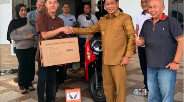 Heriyus SE menyerahkan bonus kepada atlet dan wasit catur berprestasi berupa dua unit sepeda motor dan satu unit laptop, Senin (12/1/2026). Foto : 1tulah.com)