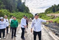 Bupati Barito Utara Shalahuddin dan wakil bupati Felix Sonadie Y Tingan marah ketika melihat lobang pembuangan ke arah jalan kabupaten,Rabu(14/01/2026). Foto.Deni