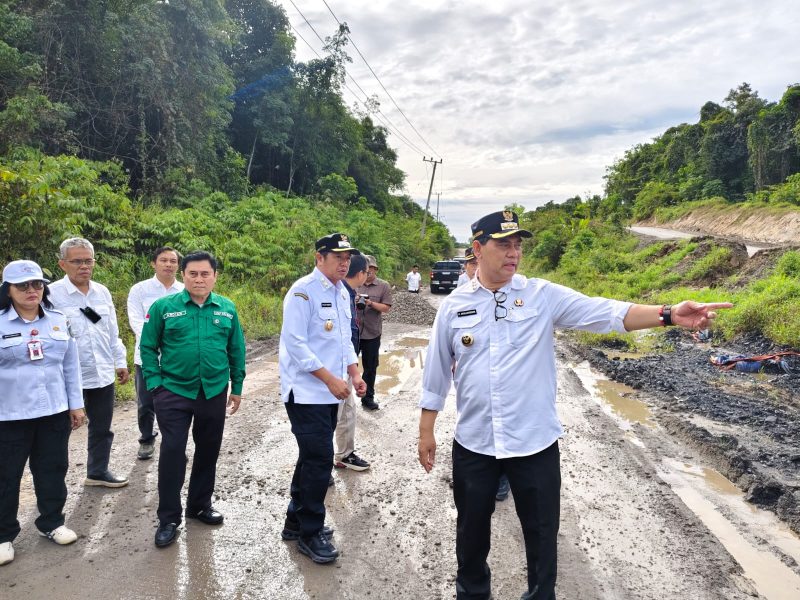 Bupati Barito Utara Shalahuddin dan wakil bupati Felix Sonadie Y Tingan marah ketika melihat lobang pembuangan ke arah jalan kabupaten,Rabu(14/01/2026). Foto.Deni