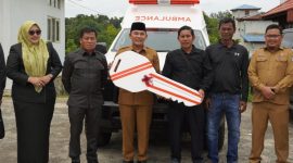 Wabup Mura Rahmanto Muhidin Serahkan Ambulans 