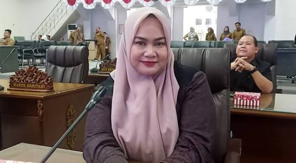 Foto Legislator Barut Hasrat Apresiasi Langkah Bupati Lakukan Apel Pagi ke Dinas-Dinas

MUARA TEWEH – Anggota Dewan Perwakilan Rakyat Daerah (DPRD) Barito Utara, Hasrat, S.Ag, menyatakan dukungan penuh terhadap langkah Bupati Barito Utara, H. Shalahuddin, S.T., M.T., yang secara aktif memimpin langsung apel pagi di berbagai dinas, termasuk di Dinas Pertanian. Menurutnya, kehadiran langsung kepala daerah di tengah-tengah Aparatur Sipil Negara (ASN) memberikan energi positif dan memperkuat semangat kerja.

“Langkah Pak Bupati untuk turun langsung memberikan arahan dalam apel pagi di dinas-dinas adalah bentuk kepemimpinan yang visioner dan membumi. Ini menunjukkan beliau tidak hanya bekerja dari belakang meja, tetapi hadir untuk memastikan langsung semangat dan disiplin ASN terjaga,” ujar Hasrat, Jumat (9/1/2026).

Ia menambahkan, sapaan langsung Bupati kepada ASN, seperti yang dilakukan di Dinas Pertanian, merupakan strategi komunikasi yang efektif. 

Pesan Bupati tentang pentingnya disiplin, kerja keras, dan kecerdasan dalam menyikapi tantangan di lapangan, kata Hasrat, adalah fondasi utama untuk mewujudkan Barito Utara yang lebih sejahtera.

“Kami di DPRD sangat mendukung. Dengan koordinasi yang baik antara eksekutif dan legislatif, serta dukungan penuh dari ASN yang solid, saya yakin semua tantangan pembangunan, khususnya di sektor pertanian sebagai urat nadi ekonomi daerah, bisa diatasi dan diubah menjadi peluang,” tegasnya.

Hasrat berharap semangat yang ditularkan Bupati melalui apel pagi ini dapat menular ke seluruh perangkat daerah, sehingga pelayanan publik kepada masyarakat Barito Utara semakin meningkat dan berkeadilan.