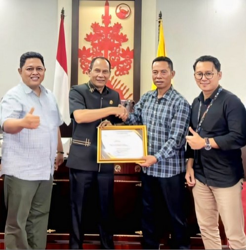 Ketua DPRD Kalteng, Arton S Dohong, saat menerima piagam penghargaan Sahabat Pers dari Persatuan Wartawan Indonesia (PWI) pada Senin (19/1/2026).Foto:Istimewa