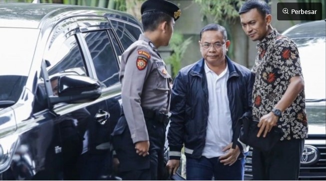 Bupati Pati Sudewo (tengah) dikawal petugas setibanya di Gedung Merah Putih KPK, Jakarta, Selasa (20/1/2026). (ANTARA FOTO/Asprilla Dwi Adha). 