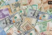 Ilustrasi rupiah dengan dolar (Freepik/8photo) 