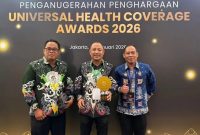 Bupati Barsel Eddy Raya Samsuri (tengah) didampingi Kepala Dinas Kesehatan dr. Dadang Baskoro Nugroho (sebelah kanan) saat berfoto bersama usai menerima penghargaan UHC Awrd 2025, Selasa (27/1/2026). Foto. Alifansyah/1tulah.com