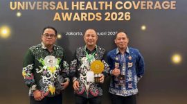 Bupati Barsel Eddy Raya Samsuri (tengah) didampingi Kepala Dinas Kesehatan dr. Dadang Baskoro Nugroho (sebelah kanan) saat berfoto bersama usai menerima penghargaan UHC Awrd 2025, Selasa (27/1/2026). Foto. Alifansyah/1tulah.com