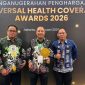 Bupati Barsel Eddy Raya Samsuri (tengah) didampingi Kepala Dinas Kesehatan dr. Dadang Baskoro Nugroho (sebelah kanan) saat berfoto bersama usai menerima penghargaan UHC Awrd 2025, Selasa (27/1/2026). Foto. Alifansyah/1tulah.com