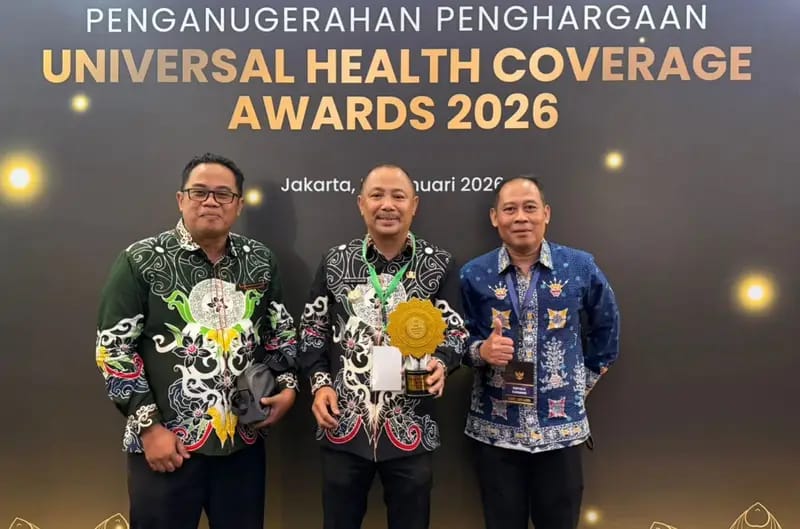 Bupati Barsel Eddy Raya Samsuri (tengah) didampingi Kepala Dinas Kesehatan dr. Dadang Baskoro Nugroho (sebelah kanan) saat berfoto bersama usai menerima penghargaan UHC Awrd 2025, Selasa (27/1/2026). Foto. Alifansyah/1tulah.com