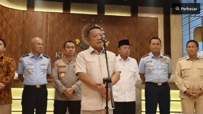 Jaksa Agung Muda Bidang Tindak Pidana Khusus, Febrie Adriansyah (tengah), berbicara dalam konferensi pers di Gedung Kejaksaan Agung, Jakarta, Rabu (21/1/2026). ANTARA/Nadia Putri Rahmani 