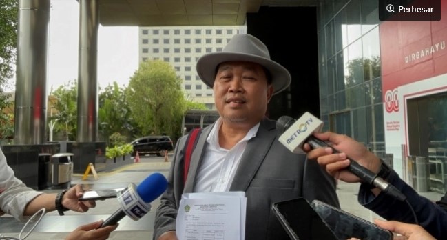 Koordinator Masyarakat Antikorupsi Indonesia (MAKI), Boyamin Saiman, di gedung KPK. [Suara.com/Dea] 