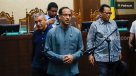 Terdakwa kasus dugaan korupsi dalam digitalisasi pendidikan pengadaan laptop Chromebook di Kemendikbudristek tahun 2019-2022 Nadiem Makarim usai menjalani sidang di Pengadilan Tipikor, Jakarta, Senin (5/1/2026). [Suara.com/Alfian Winanto] 