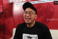 Pandji Pragiwaksono dilaporkan Angkatan Muda NU dan Muhammadiyah karena dianggap telah membuat konten lawak yang meresahkan dan membuat gaduh. [Suara.com/Rena Pangesti] 
