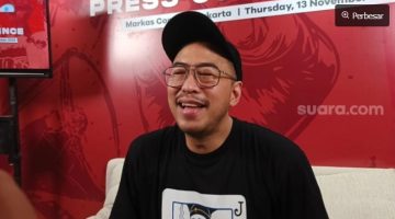 Pandji Pragiwaksono dilaporkan Angkatan Muda NU dan Muhammadiyah karena dianggap telah membuat konten lawak yang meresahkan dan membuat gaduh. [Suara.com/Rena Pangesti] 