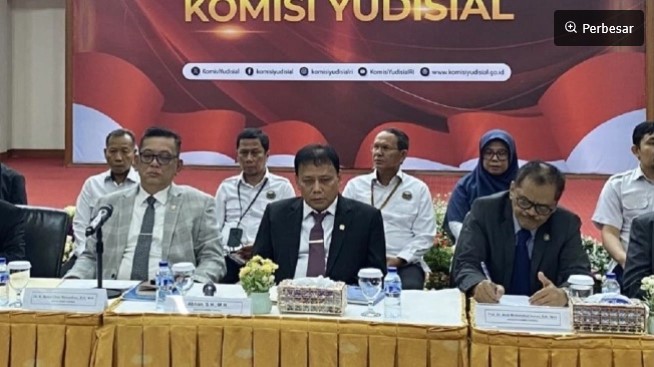 Ketua Bidang Pengawasan Hakim dan Investigasi Komisi Yudisial Abhan (tengah) saat konferensi pers di Kantor Komisi Yudisial, Jakarta, Selasa (23/12/2025). ANTARA/Fath Putra Mulya 