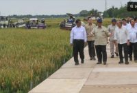 Presiden Prabowo Subianto (ketiga kiri) didampingi Menteri Koordinator Bidang Pangan Zulkifli Hasan (keempat kanan), Menteri Pertanian Amran Sulaiman (kiri). [ANTARA FOTO/Hafidz Mubarak A/app/foc]  